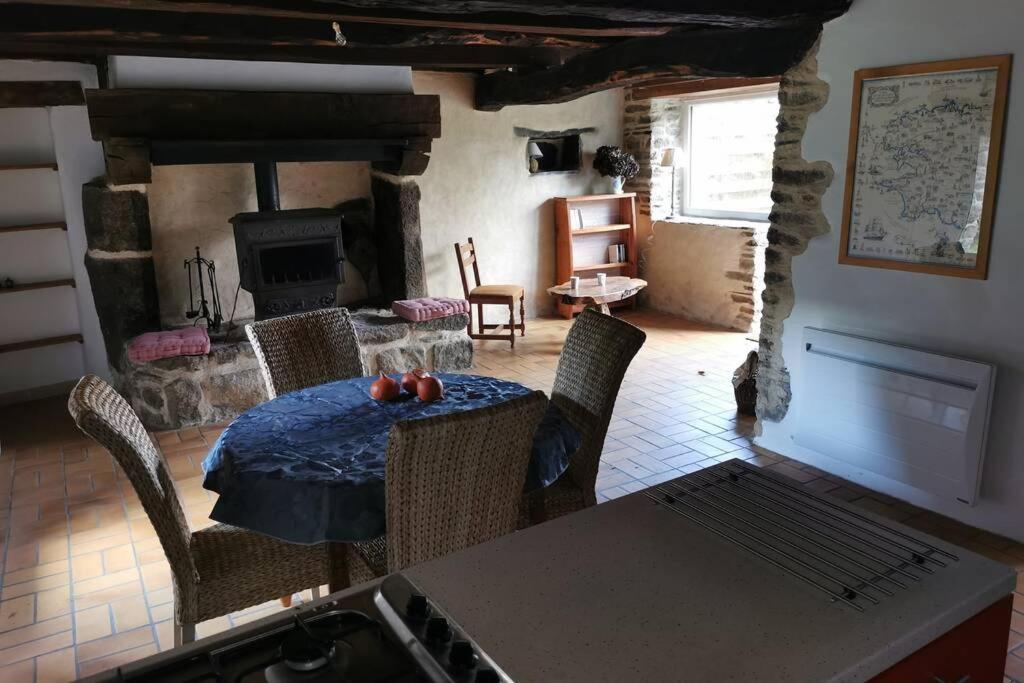 Petite Maison Dans Les Monts D'Arree Ty Coz Commana ภายนอก รูปภาพ